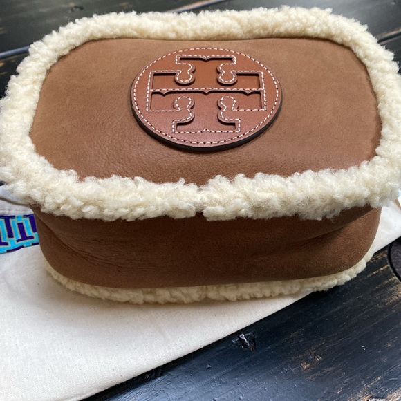 Tory Burch Perry Bombe Shearling Mini Bag - Picture 4 of 16